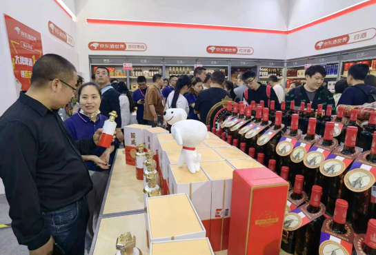 京東酒世界‘春糖001號店’成都糖酒會驚艷亮相，一體化新模式引領白酒零售新浪潮